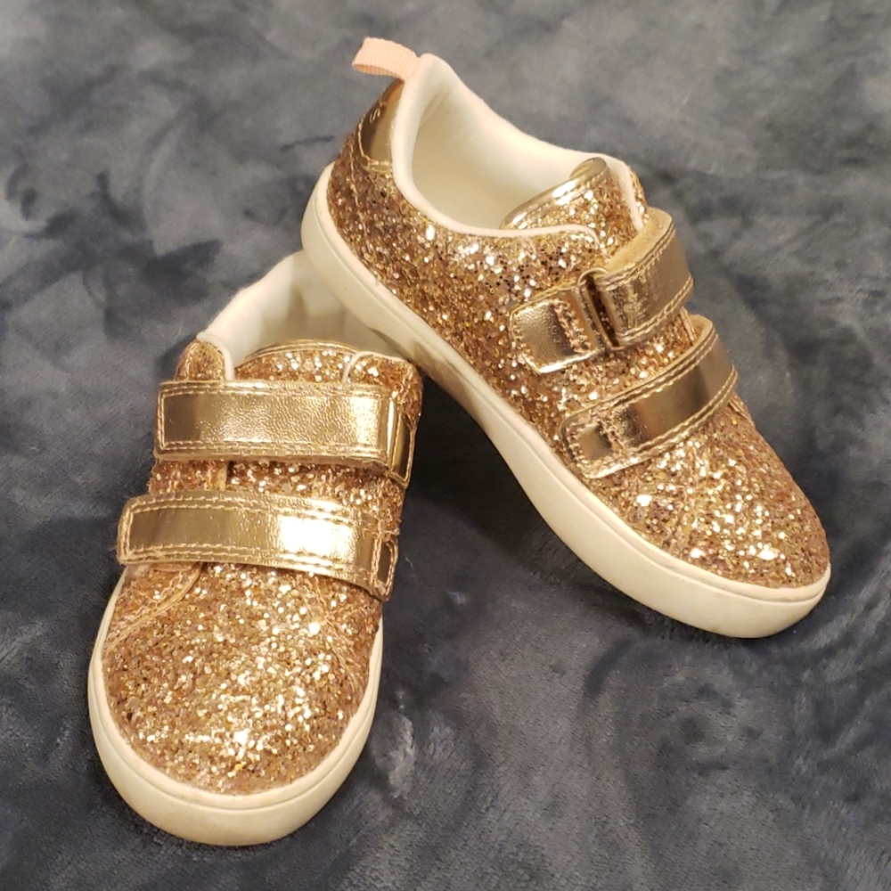Tennis shoes